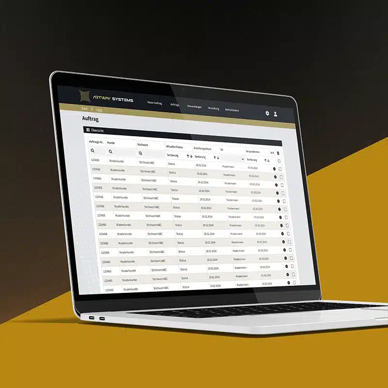 Laptop mit geöffneter Bildschirmansicht einer deutschen Tabellen-Software mit Auftragsübersicht, mehreren Tabellenspalten und Navigationsleiste vor stilisiertem, gelb-schwarzem Hintergrund.