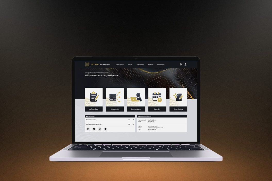 Ein Laptop mit einem geöffneten Webportal einer Verwaltungssoftware; auf dem Bildschirm sind große Menüsymbole für Auftragsliste, Datencenter, Benutzerdaten, Kalender und neuen Auftrag sichtbar, darüber ein abstrakter Hintergrund in Schwarz und Gold.